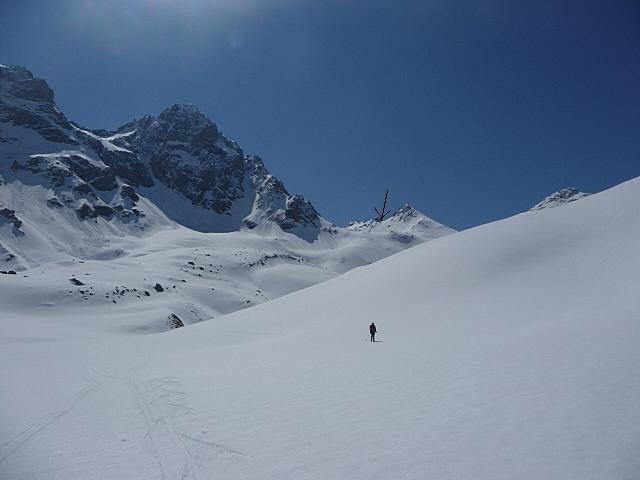 Voici la pointe 2807m et notre descente