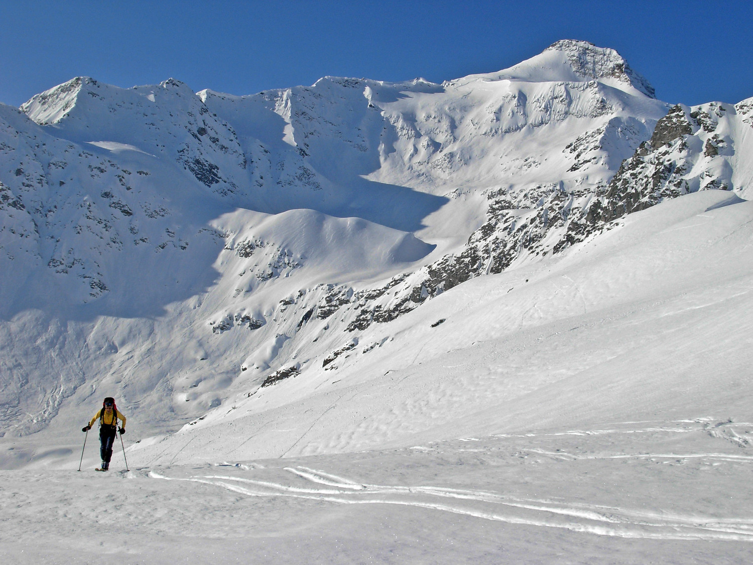 Salendo la Magehorn: sullo sfondo il Boshorn stracarico