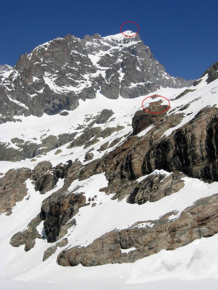 Refuge d'hiver du Sélé , surmonté par le sommet de l'Ailefroide Orientale