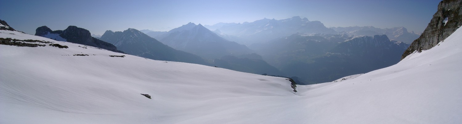 Encore beaucoup de neige à la base de la Tour de Mayen