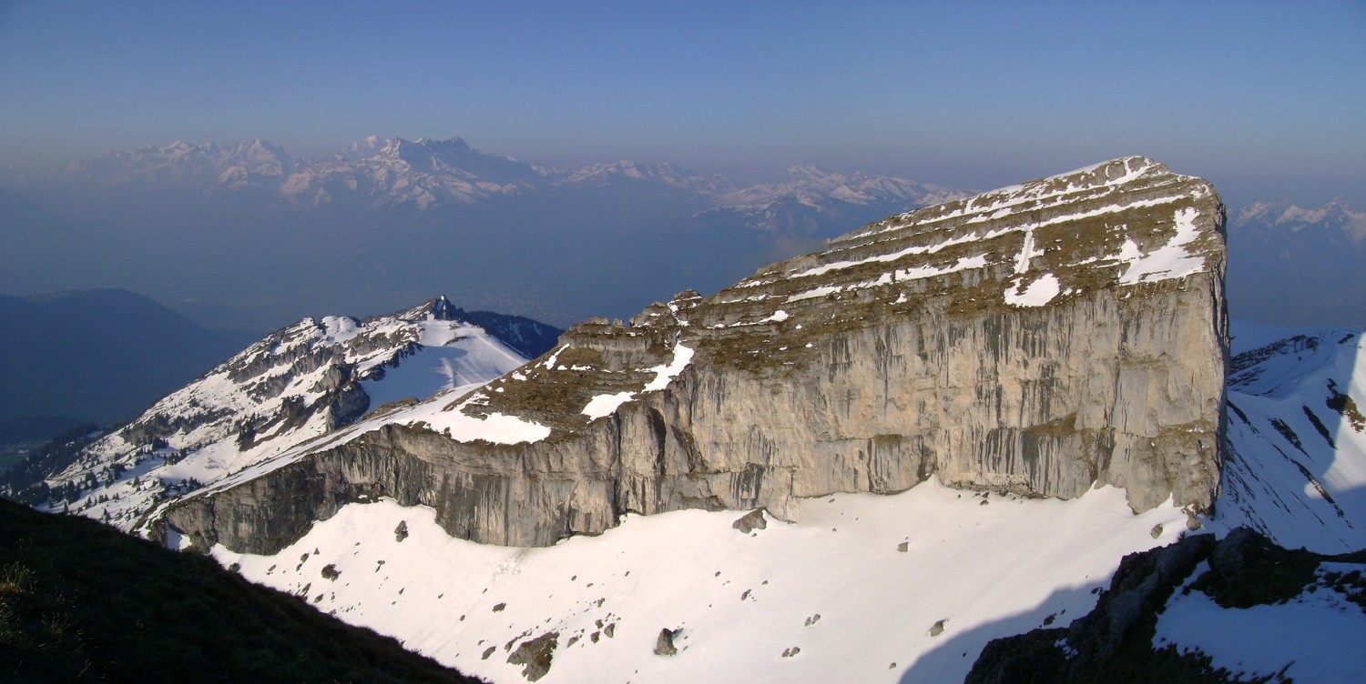 La Tour d'Aï vue de la Tour de Mayen