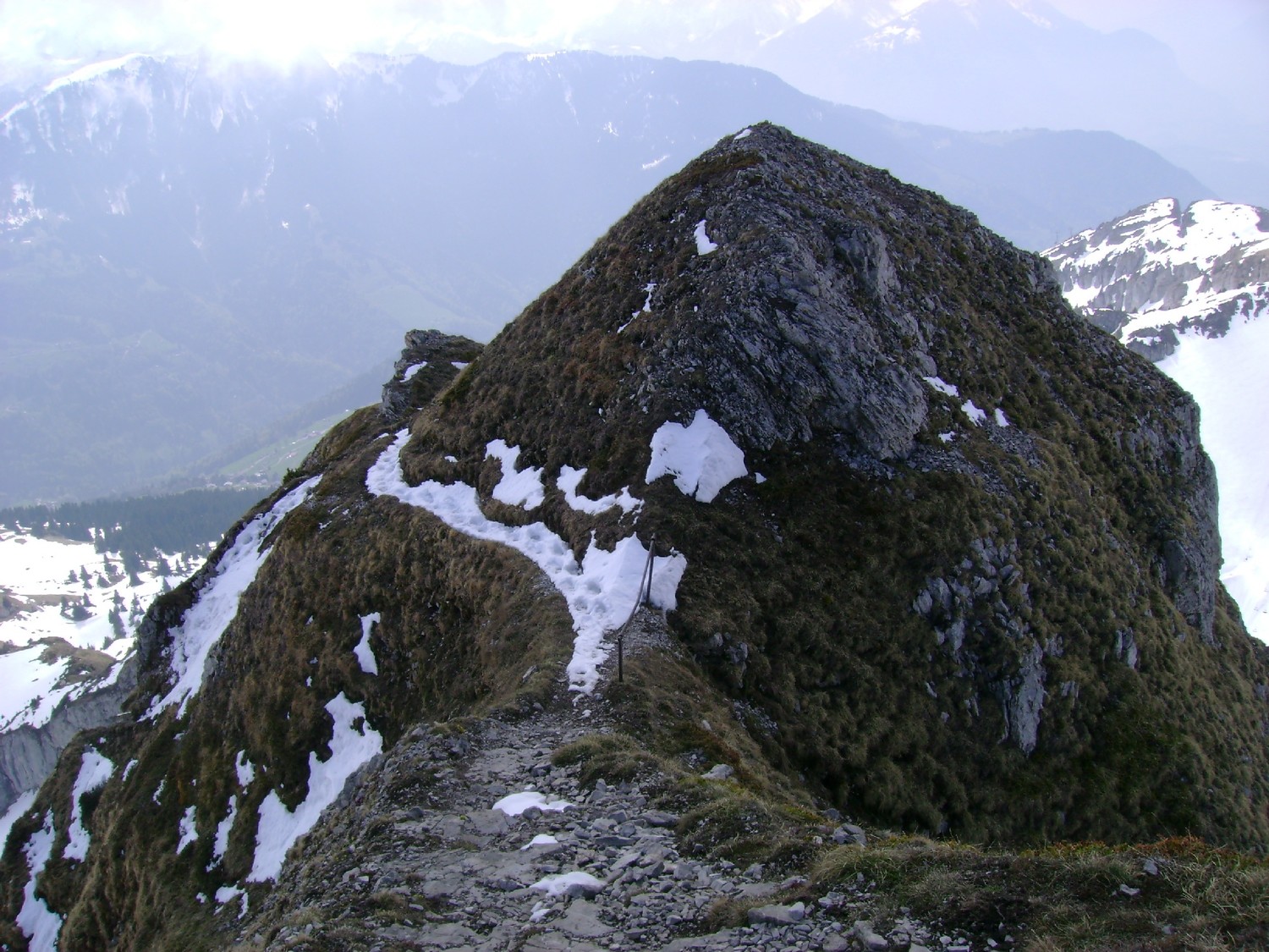 Tronçon exposé du sentier sur la Tour d'Aï