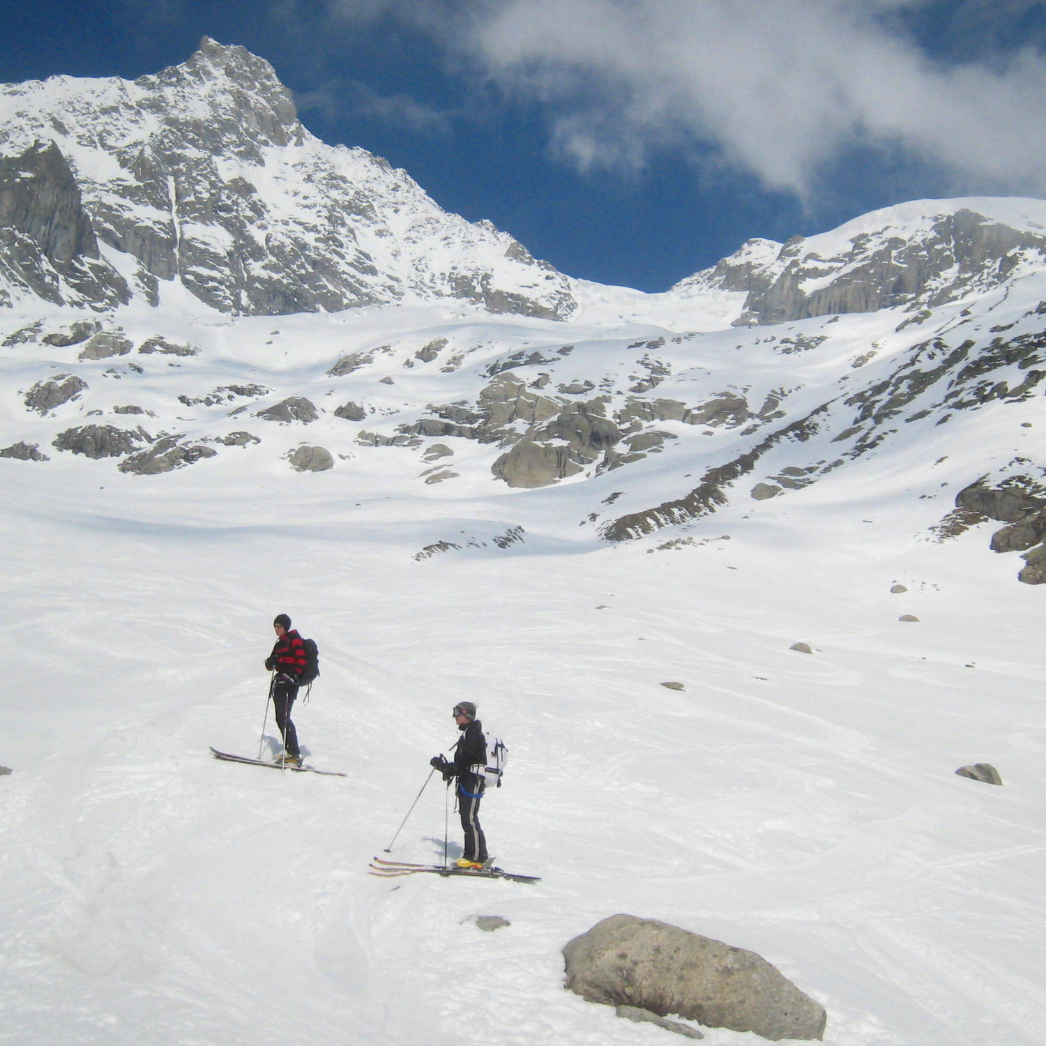 Anne et Cécile dans le bas de la descente, sous le regard du Tour Noir
