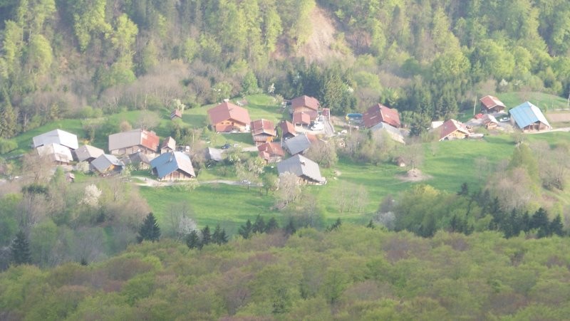 Le village du Crêt dans la lumière