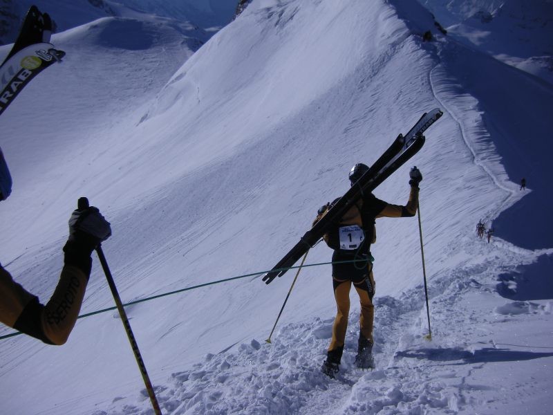 Il primo atleta dell'esercito porta due paia di sci!!!