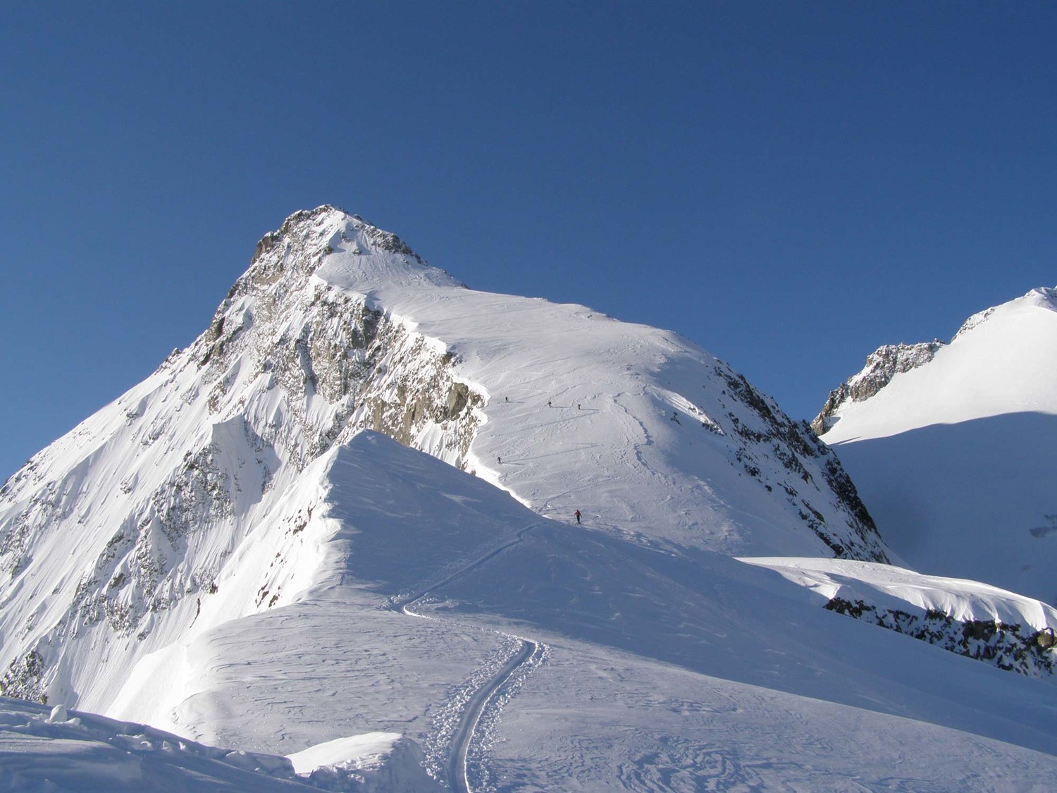 In uscita dal canale est e vista della cresta nord