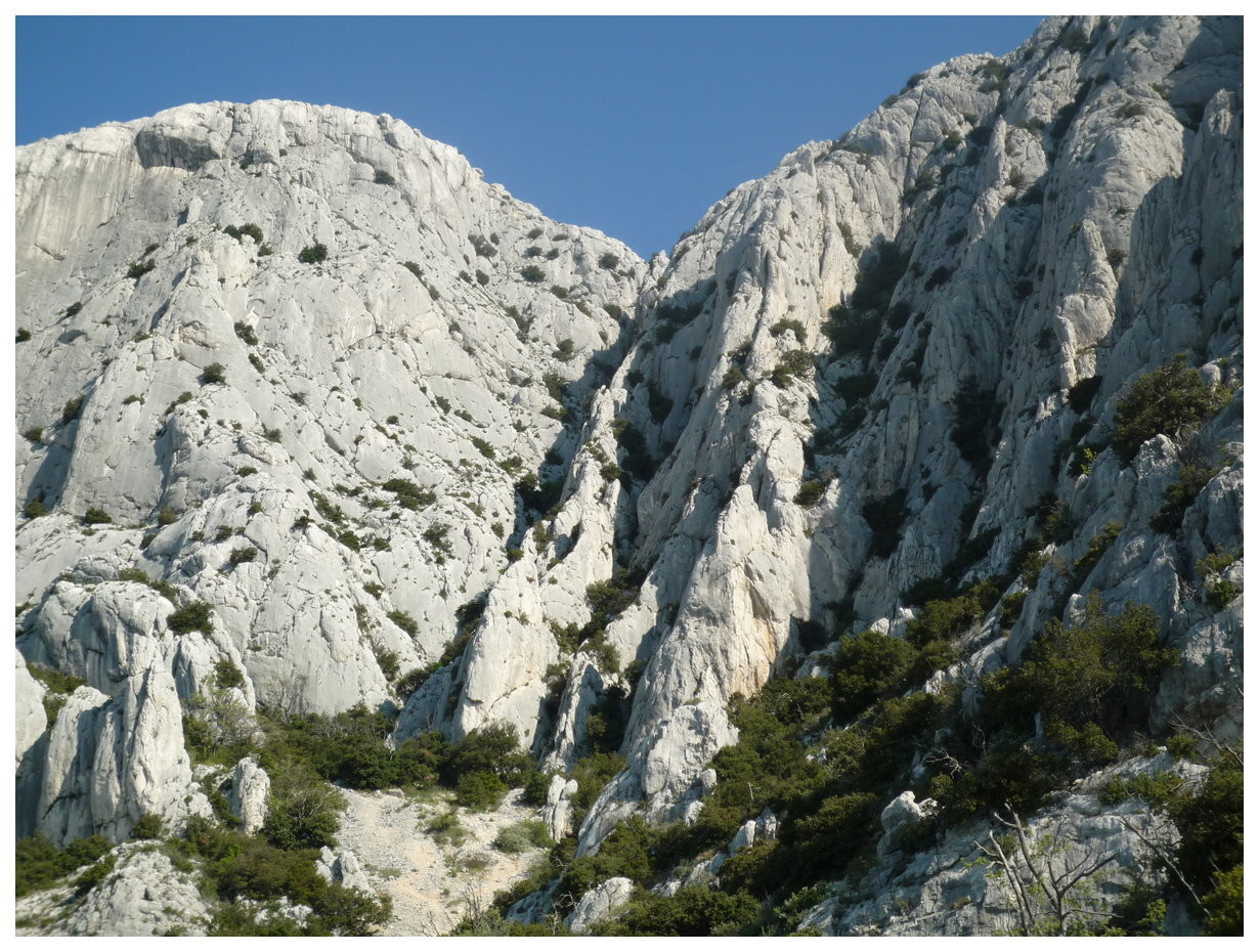 L'arête trouée : c'est la deuxième arête à droite du couloir de Subéroque, à la division c'est la branche de gauche.