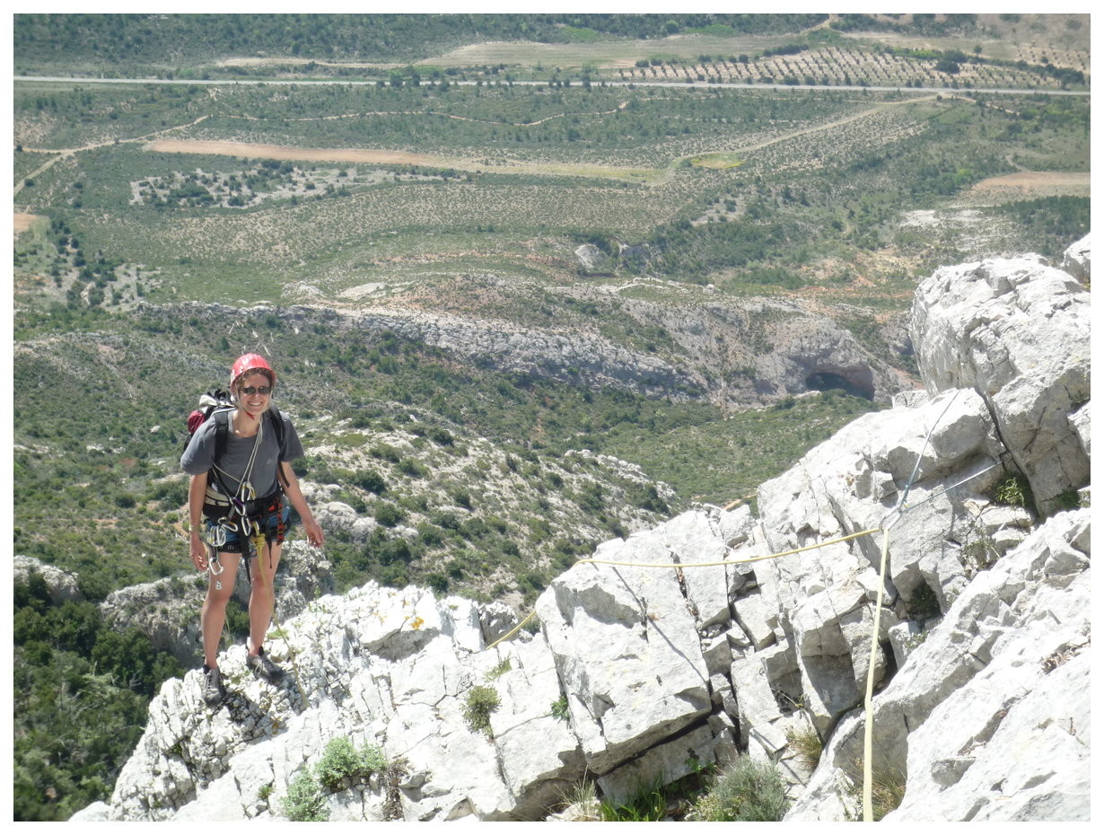 A peu près au milieu de l'arête.