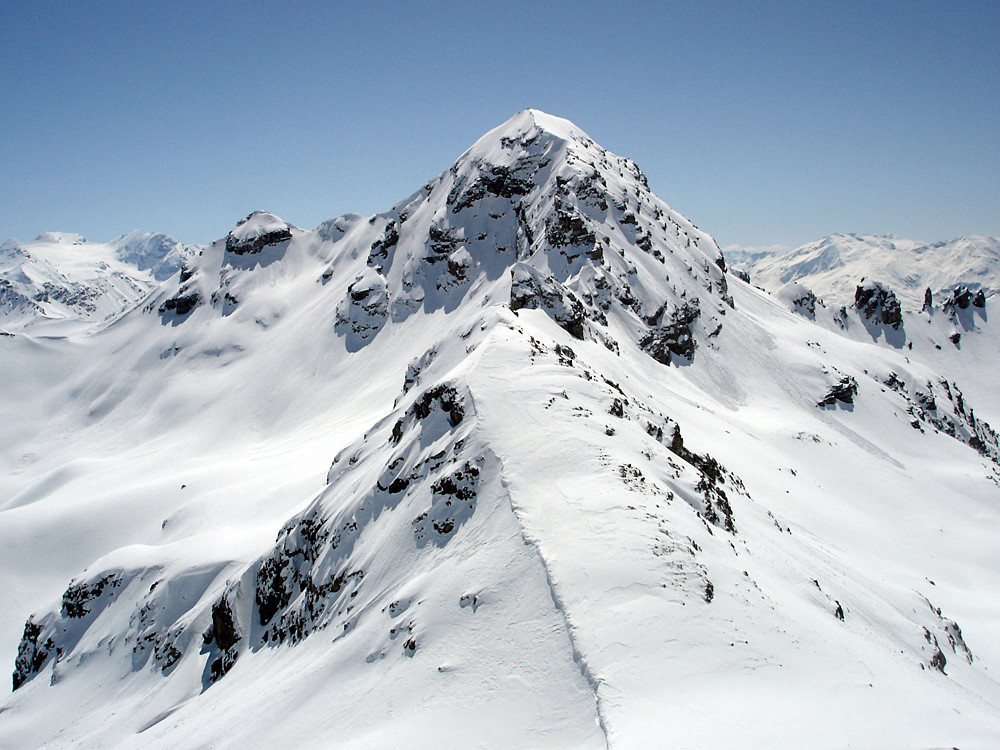 il Piz Schumbraida. Tutto il giorno al suo cospetto...