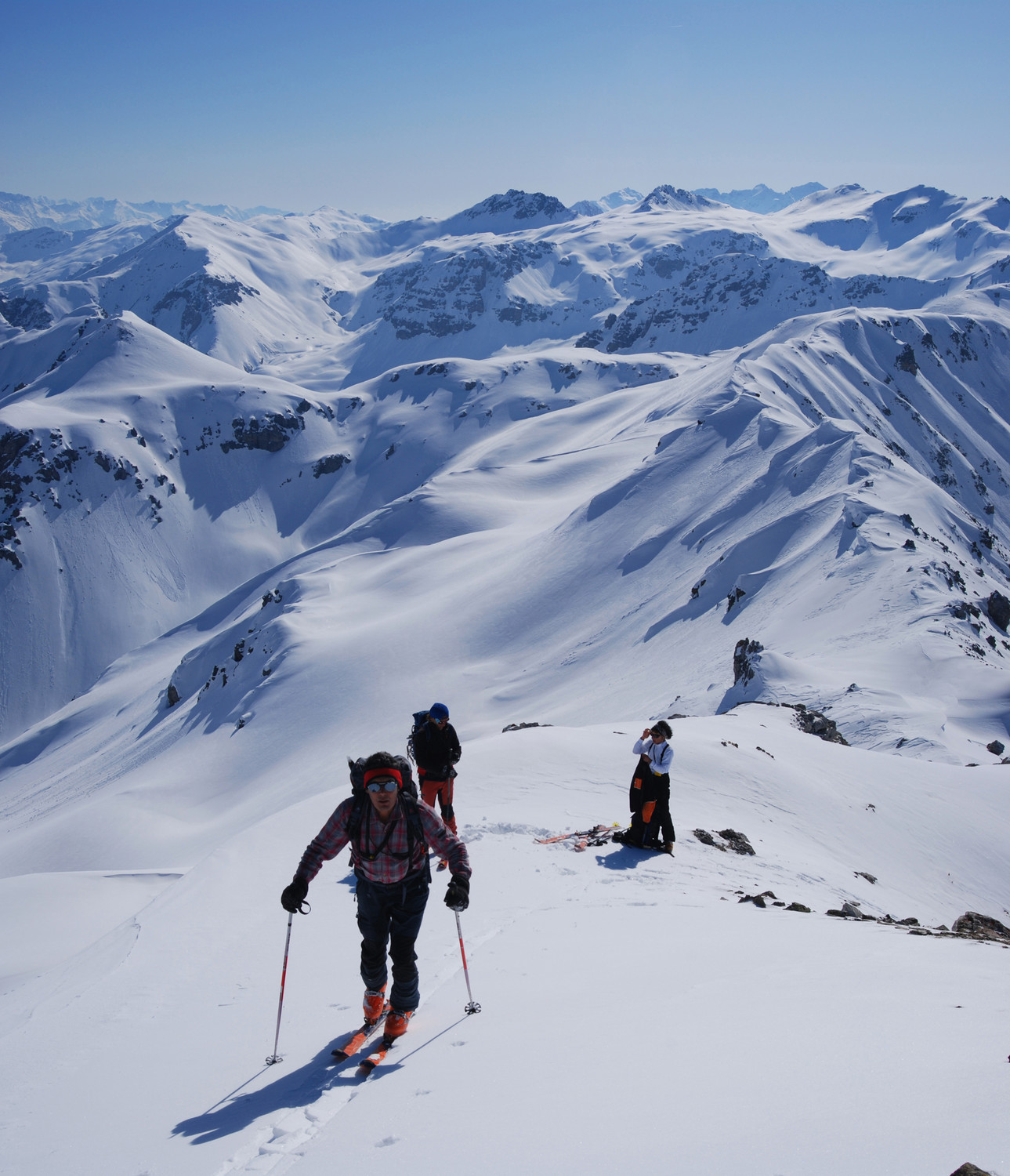 All' uscita del canalino alpinistico si rimettono gli sci presso la q. 2896 m.