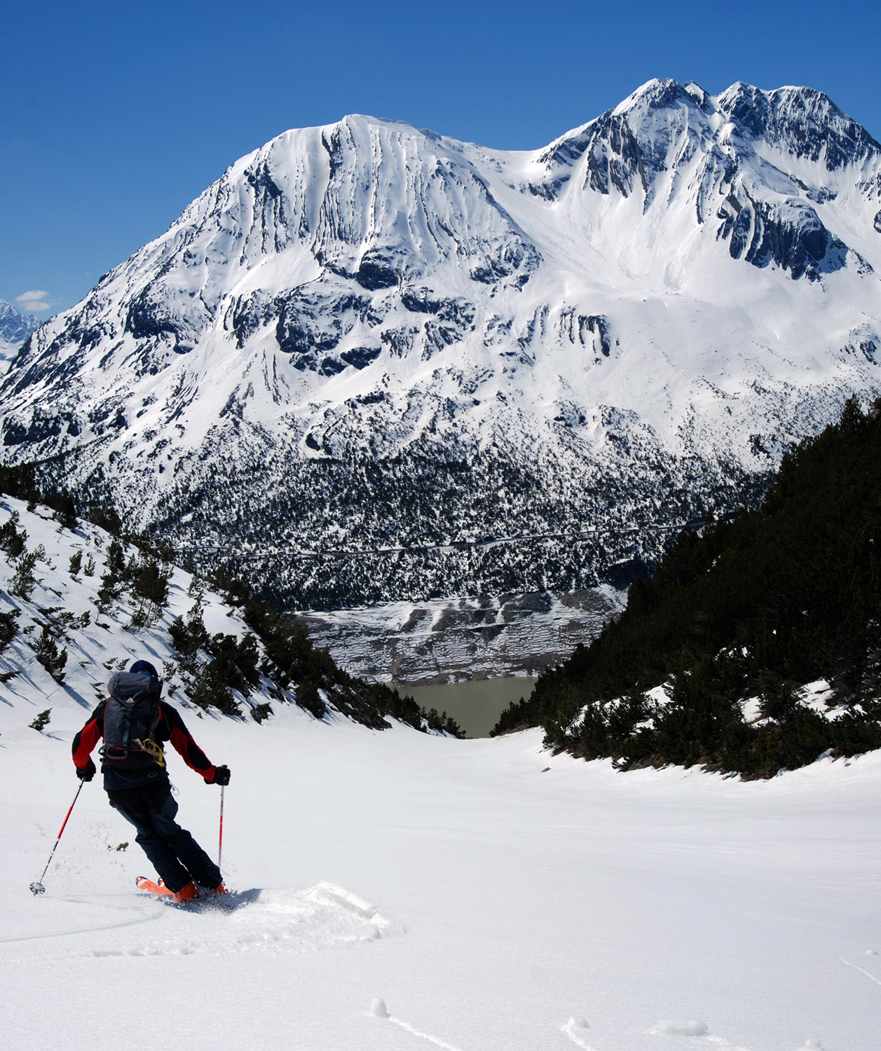 Gianluca durante la discesa in Val Cancano con le Cime di Plator 2910 m