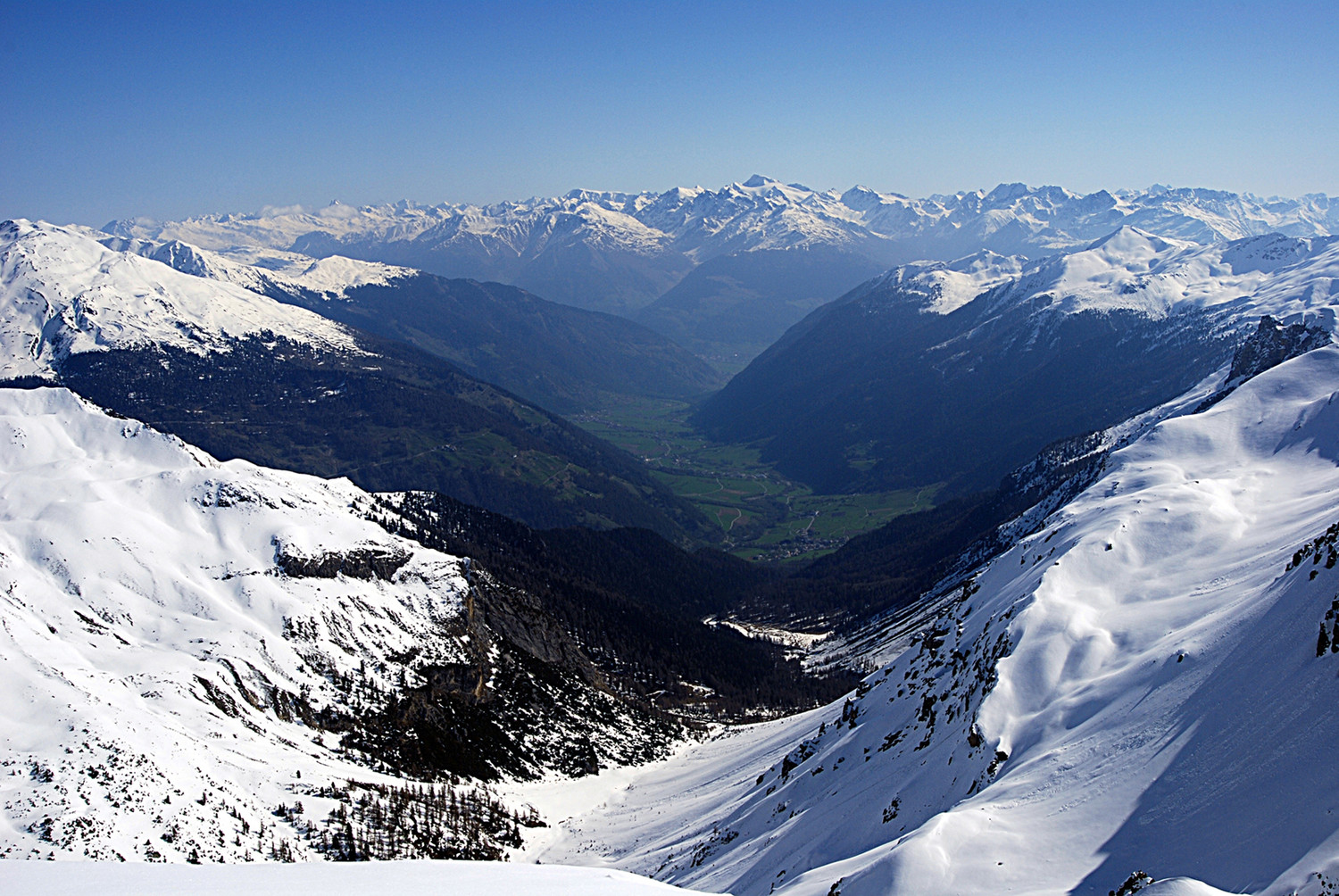 Dal Monte Forcola vista verso NE sulla verde Val Müstair, al centro il Palla Bianca.