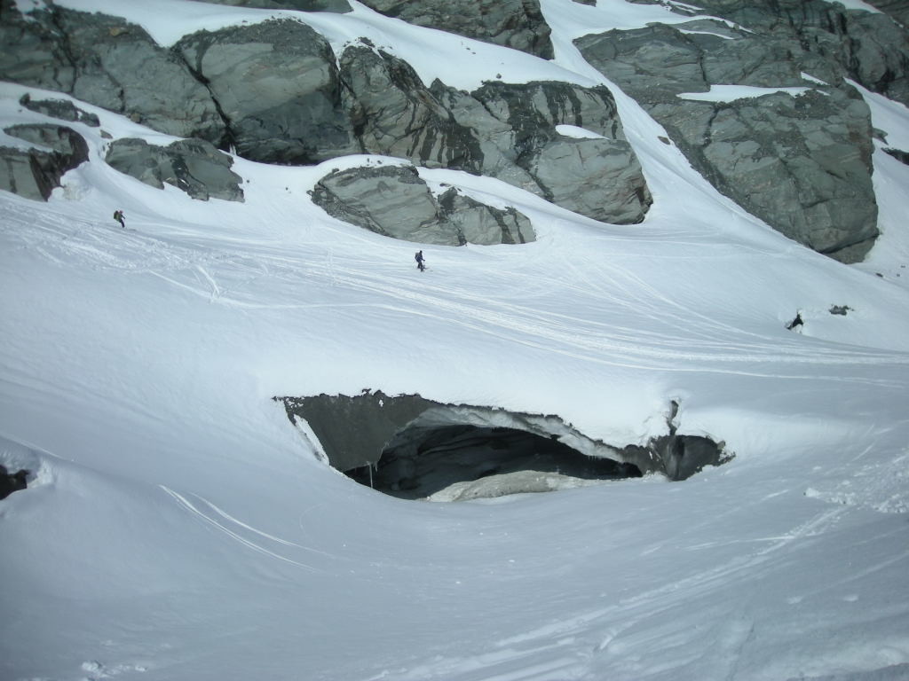 Joli petit pont de neige en bas du glacier de Corbassière