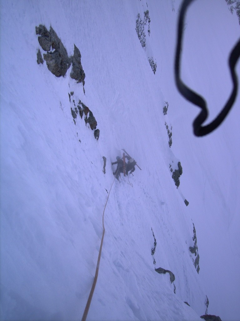 Un passage bien raide... On devine les traces de ski de nos prédecesseurs.