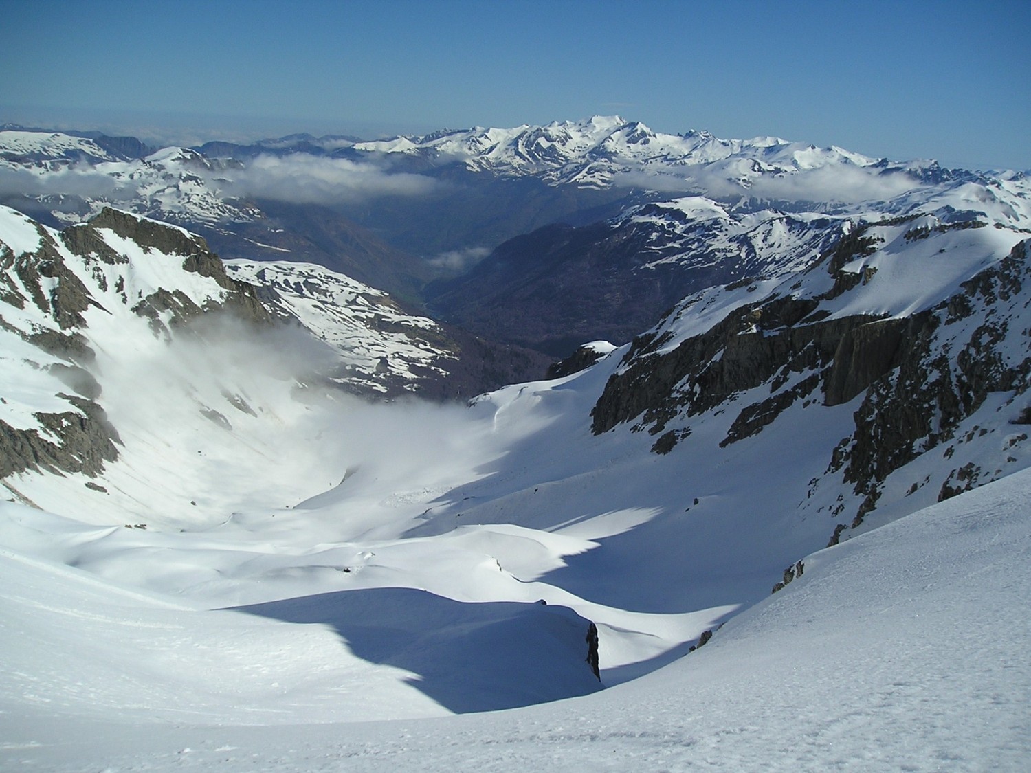 A la brèche d'Aspe, pas d'Aspe sous le nuage, le passage à flanc de la tabla est visible