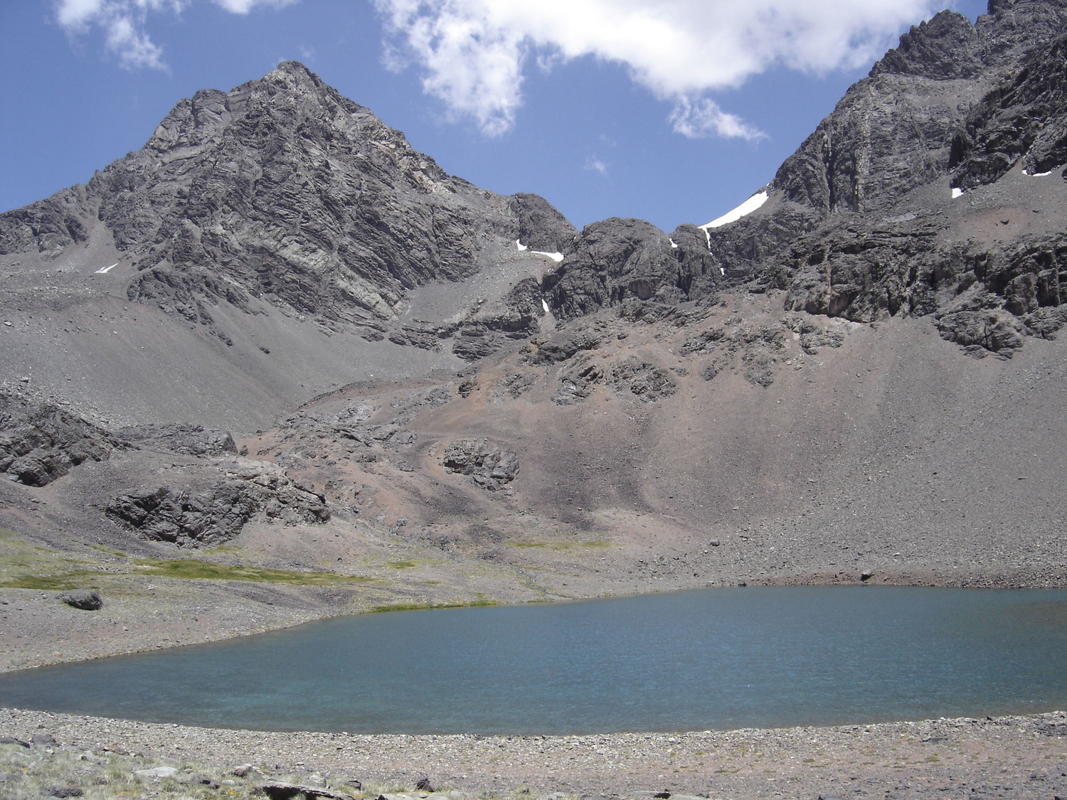 La Laguna del Potrero Escondido en verano, atras la cumbre S del Tres Hermanos