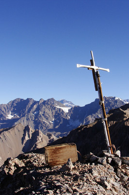 Cruz y caja de madera en la cumbre Cruz y caja de madera en la cumbre
