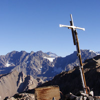 Cruz y caja de madera en la cumbre 