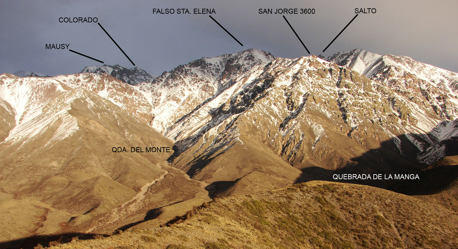 Cerro San Jorge y cumbre vecinas desde Cerro San Santiago