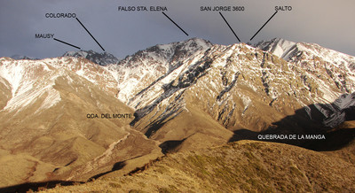 Cerro San Jorge y cumbre vecinas desde Cerro San Santiago Cerro San Jorge y cumbre vecinas desde Cerro San Santiago