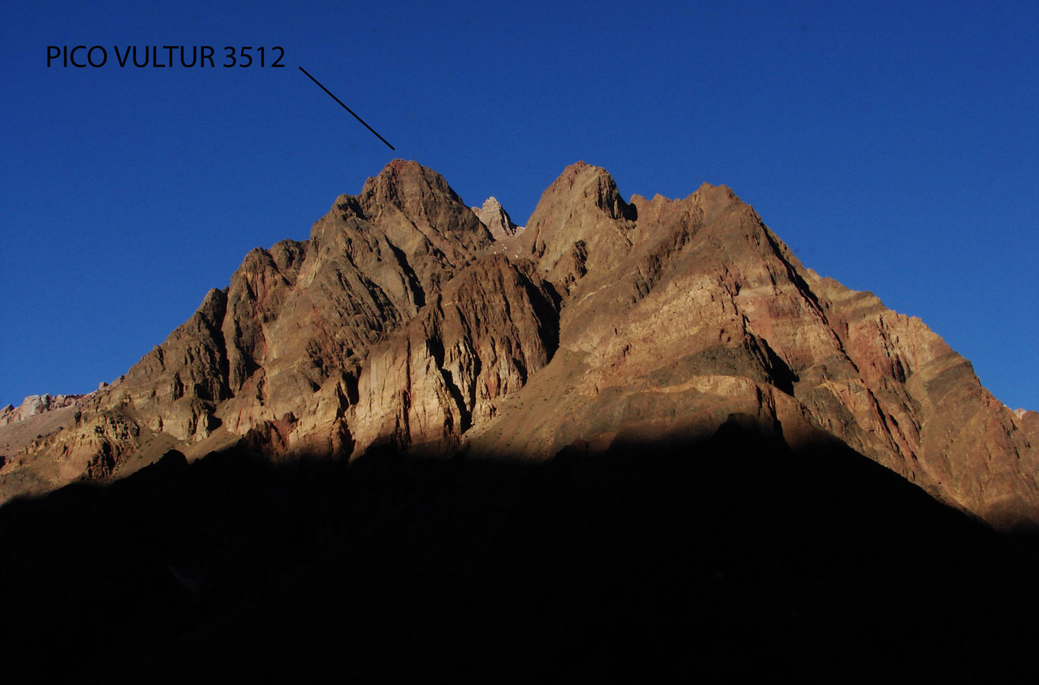 Pico Vultur visto desde el valle del río Mendoza
