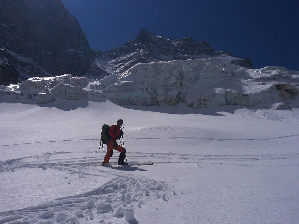Descente du Col de la Grande Ruine sur le Glacier du Clot des Cavales