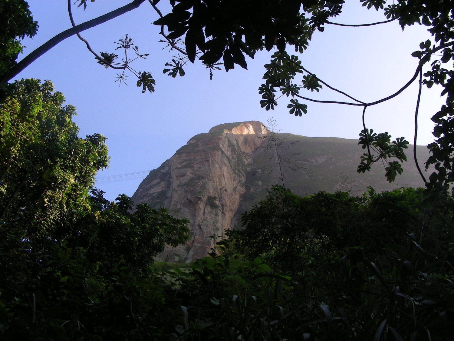 El pilar del Totem visto desde la pista costera.