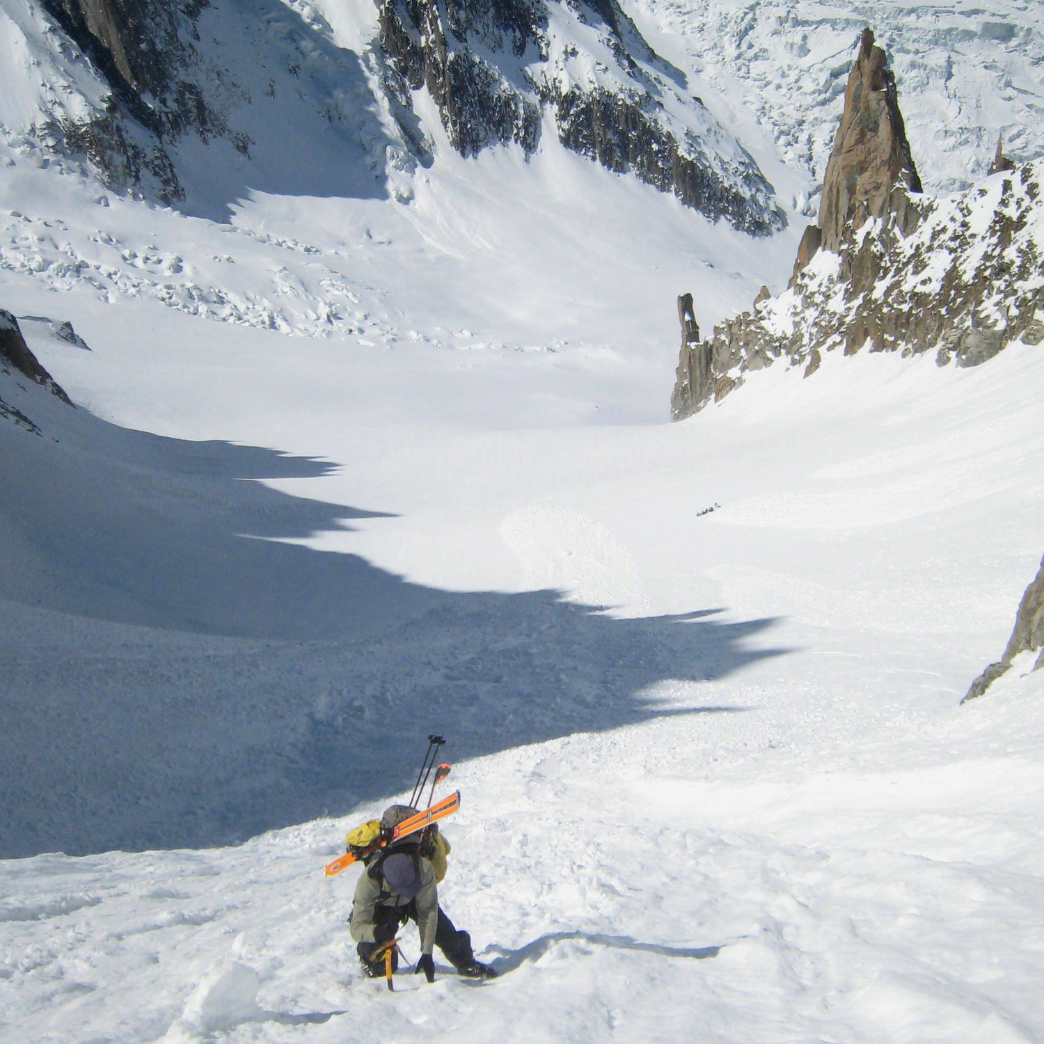 Dans le couloir SW du col du Tacul, avec le Clocher et la Chandelle du Tacul en arrière-plan