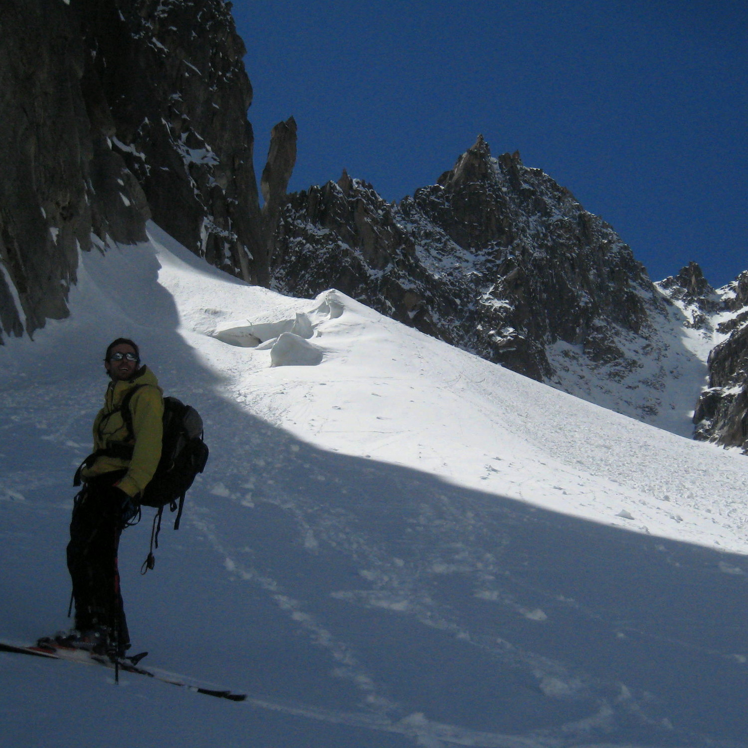 Sur la glacier du Capucin, le couloir en arrière-plan