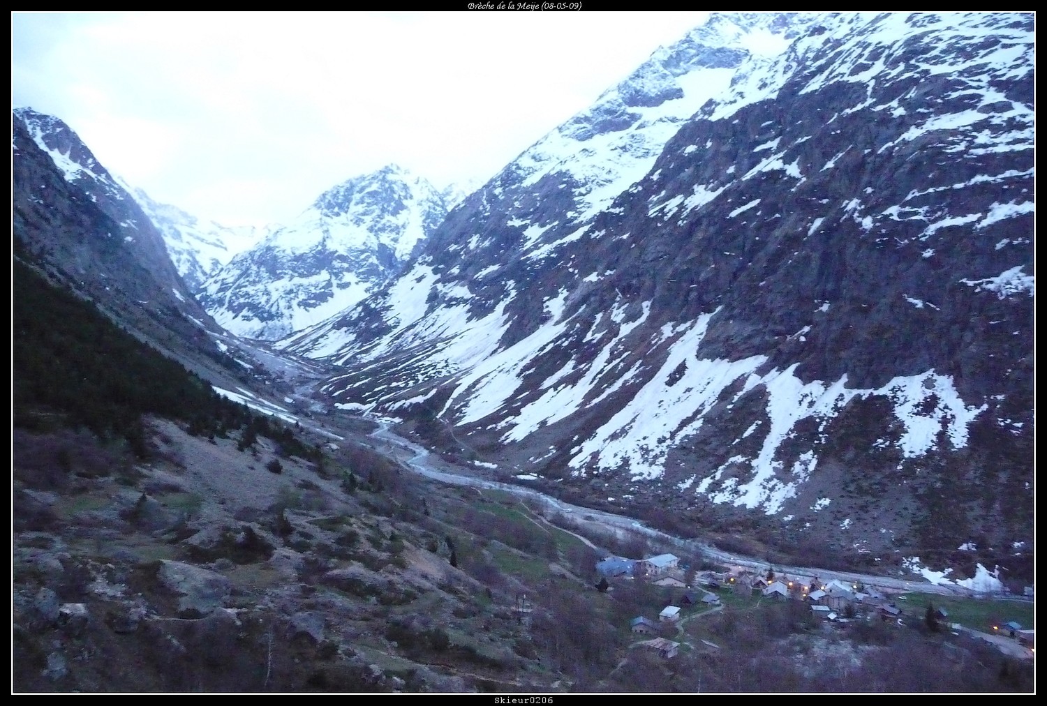 La Bérarde : Vue sur la Bérarde et le Vallon du Carrelet au petit jour.