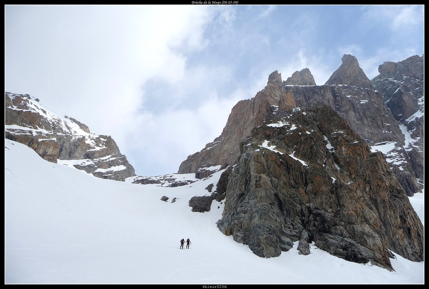 Vue sur la Brèche : La Brèche, la Meije et le Refuge du Promontoire.