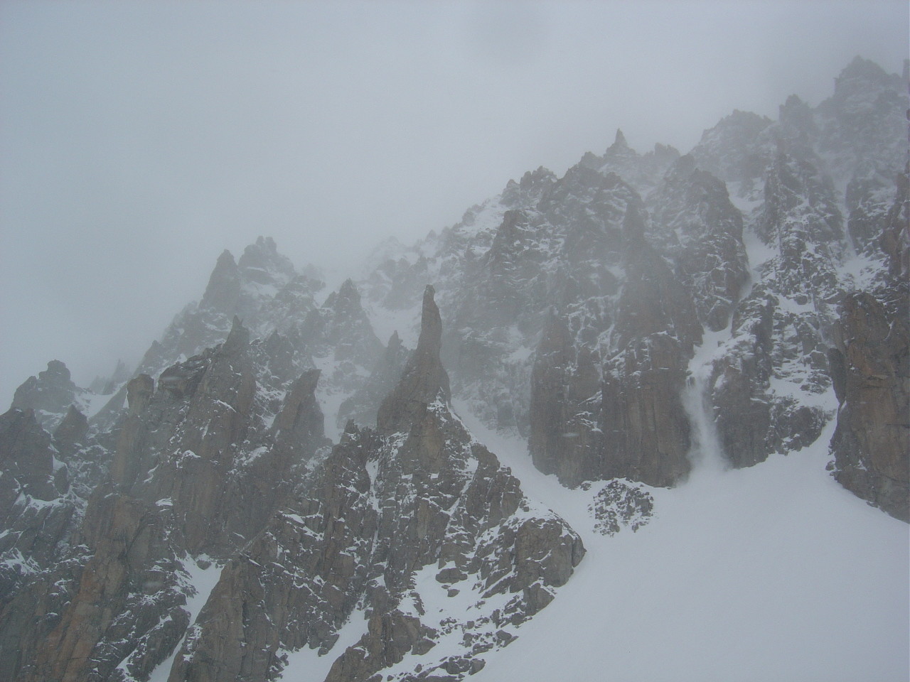 Au bas de la face, l'orage se calme.