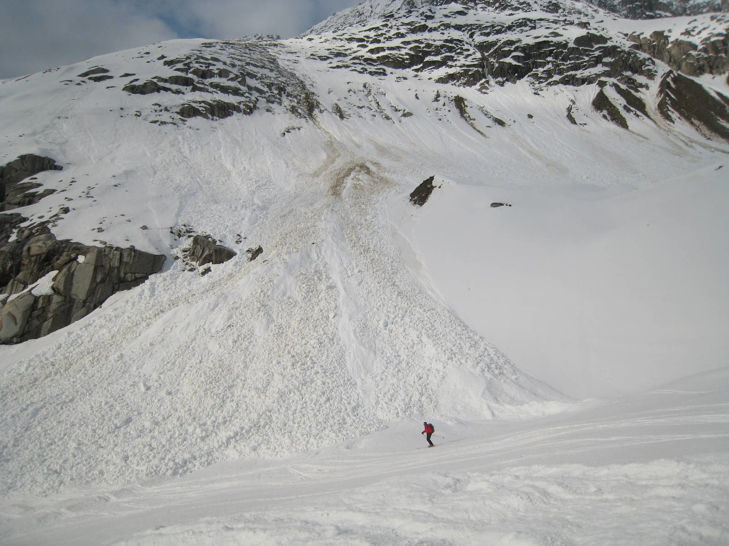 Coulée dans le vallon d'accès au Mitellaletschbiwak