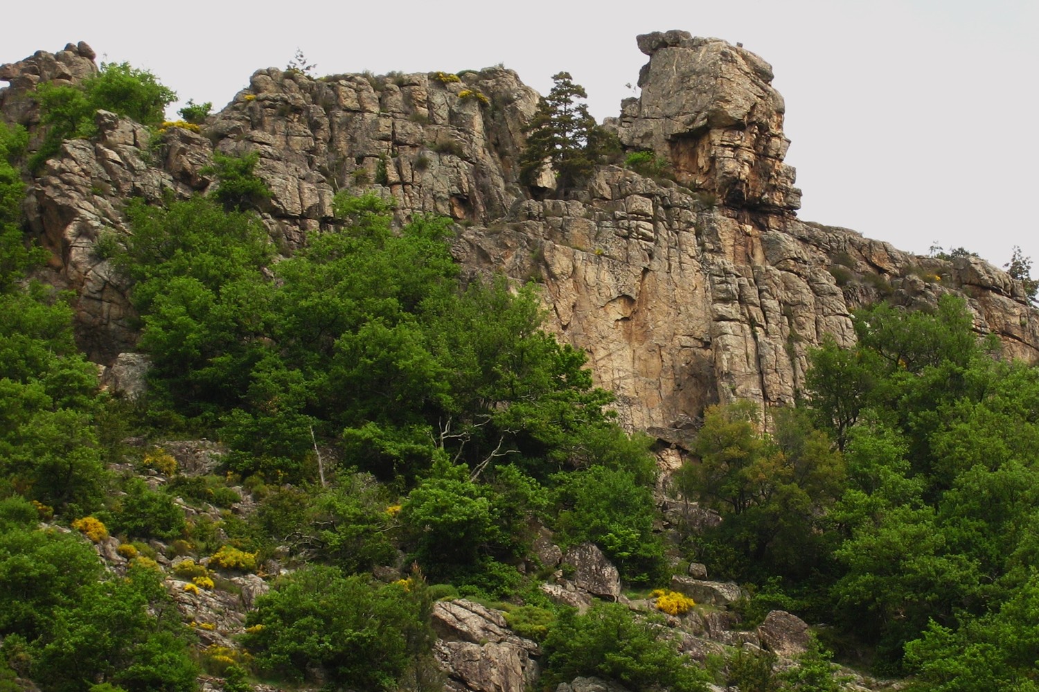 Vue d'ensemble du site de Tournay (commune de Beauvène) en Ardèche