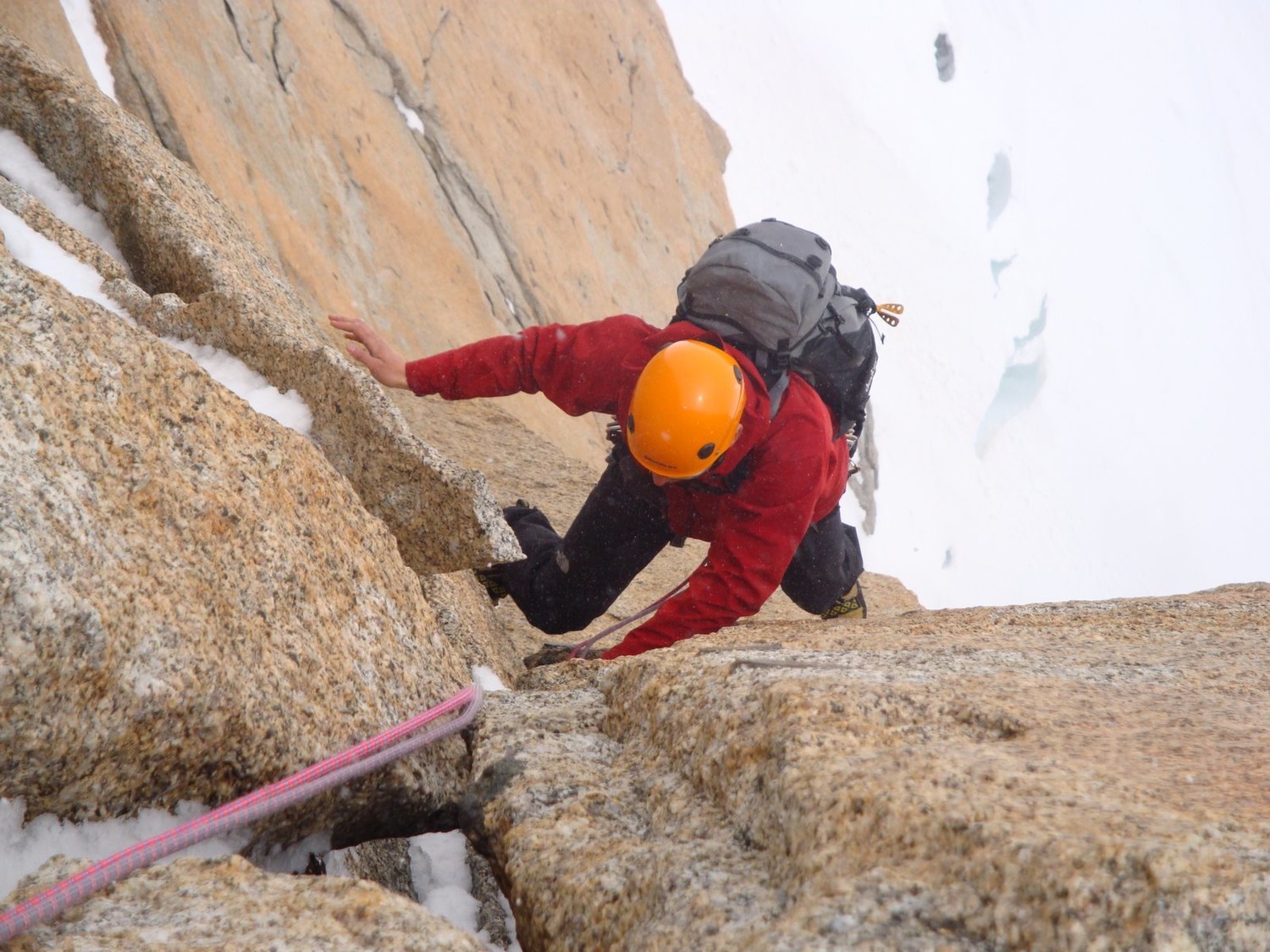 En arrière plan, la fissure en "S"