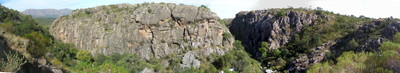 La ribera S de Paredones (Muralla A & B y Placa del Refugio)