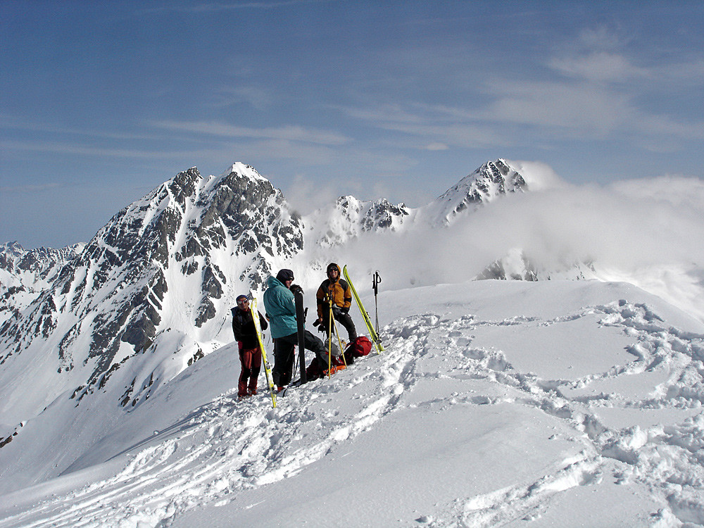in vetta al Piz Fless. Sullo sfondo emergono le belle vette dei Plattenhörner.