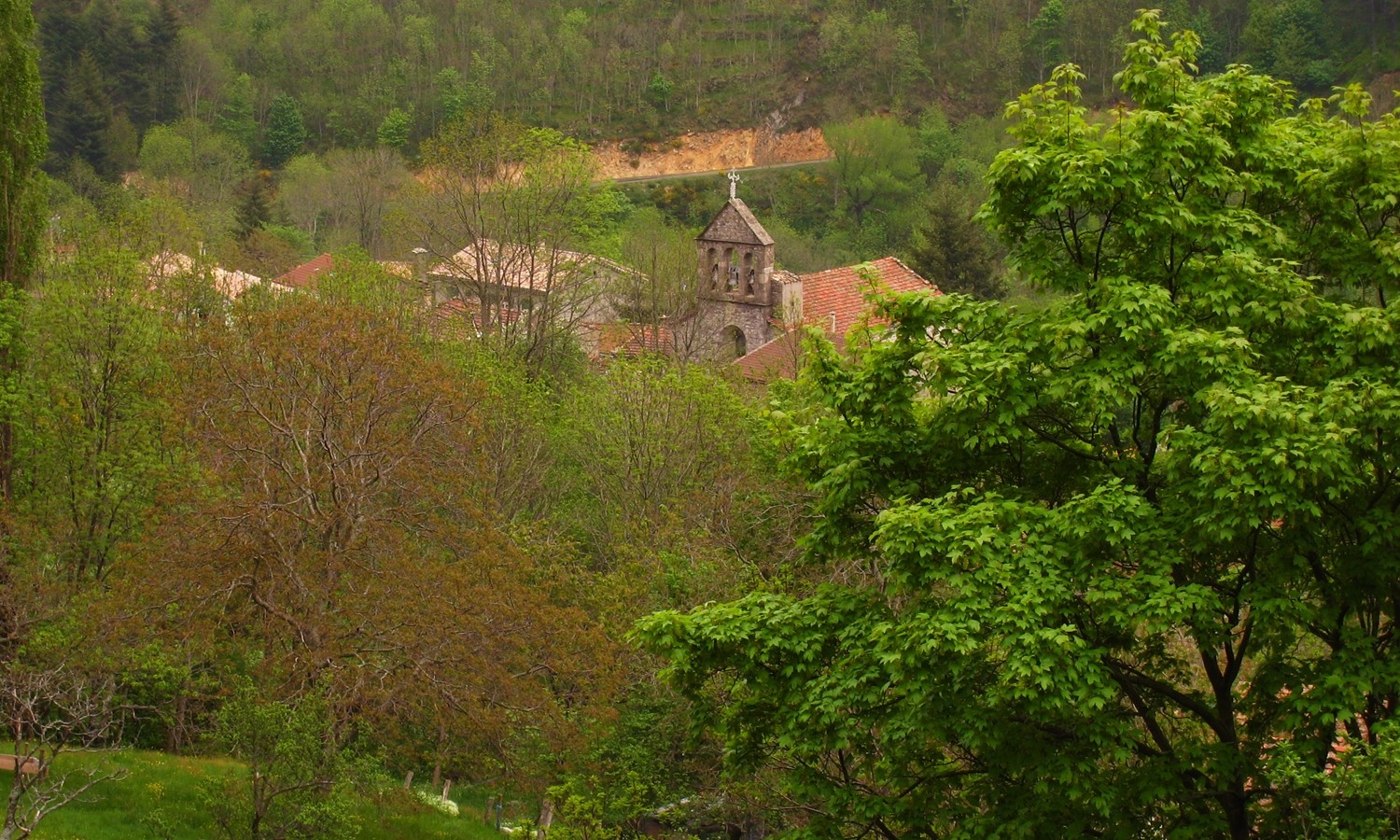 Le clocher de l'église du Roux, en Ardèche