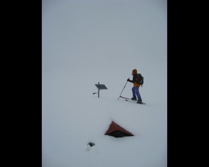 Voyez le chalet et son panneau solaire à 2329m d'altitude