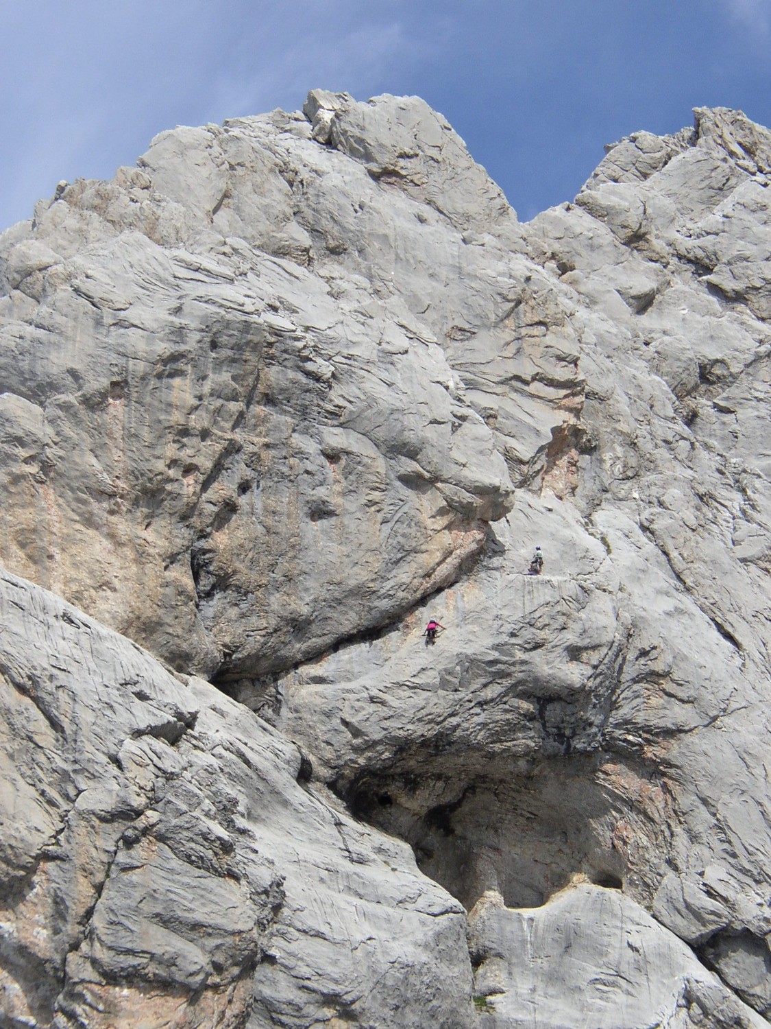 Au pied du Charvet - J2 - grimpeurs dans la traversée