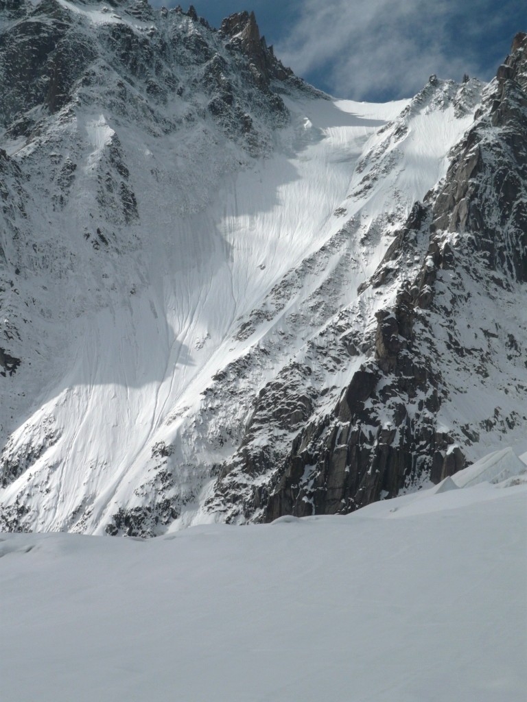 La face N du col de la Verte : pente bien enneigée mais vite goulottée après une chute de neige