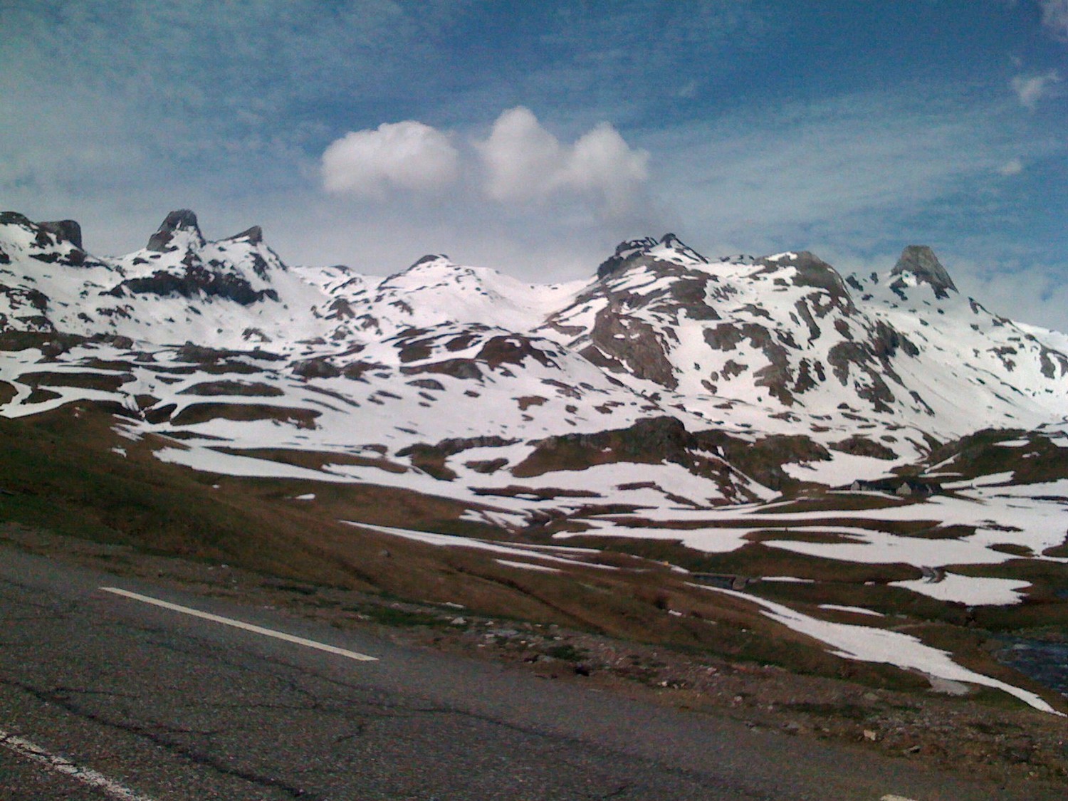 le col d'Anéou au centre