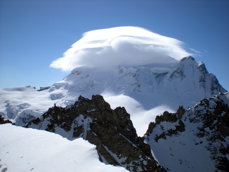 lenticulaire sur Le grd Combin.. ça doit souffler là haut!