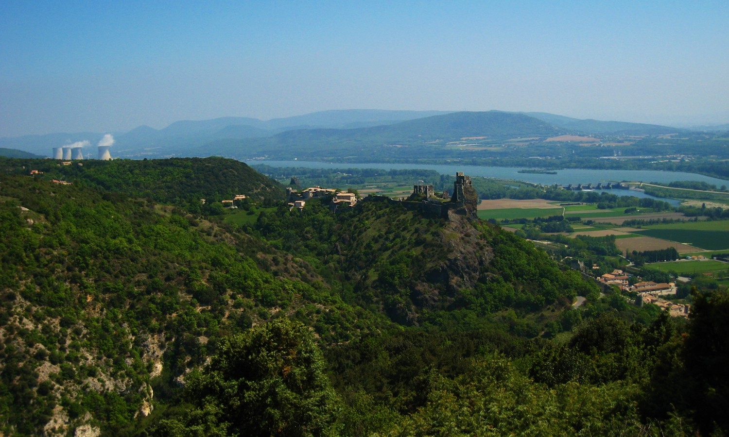 La centrale de Cruas-Meysse, le vieux Rochemaure, le Rhône
