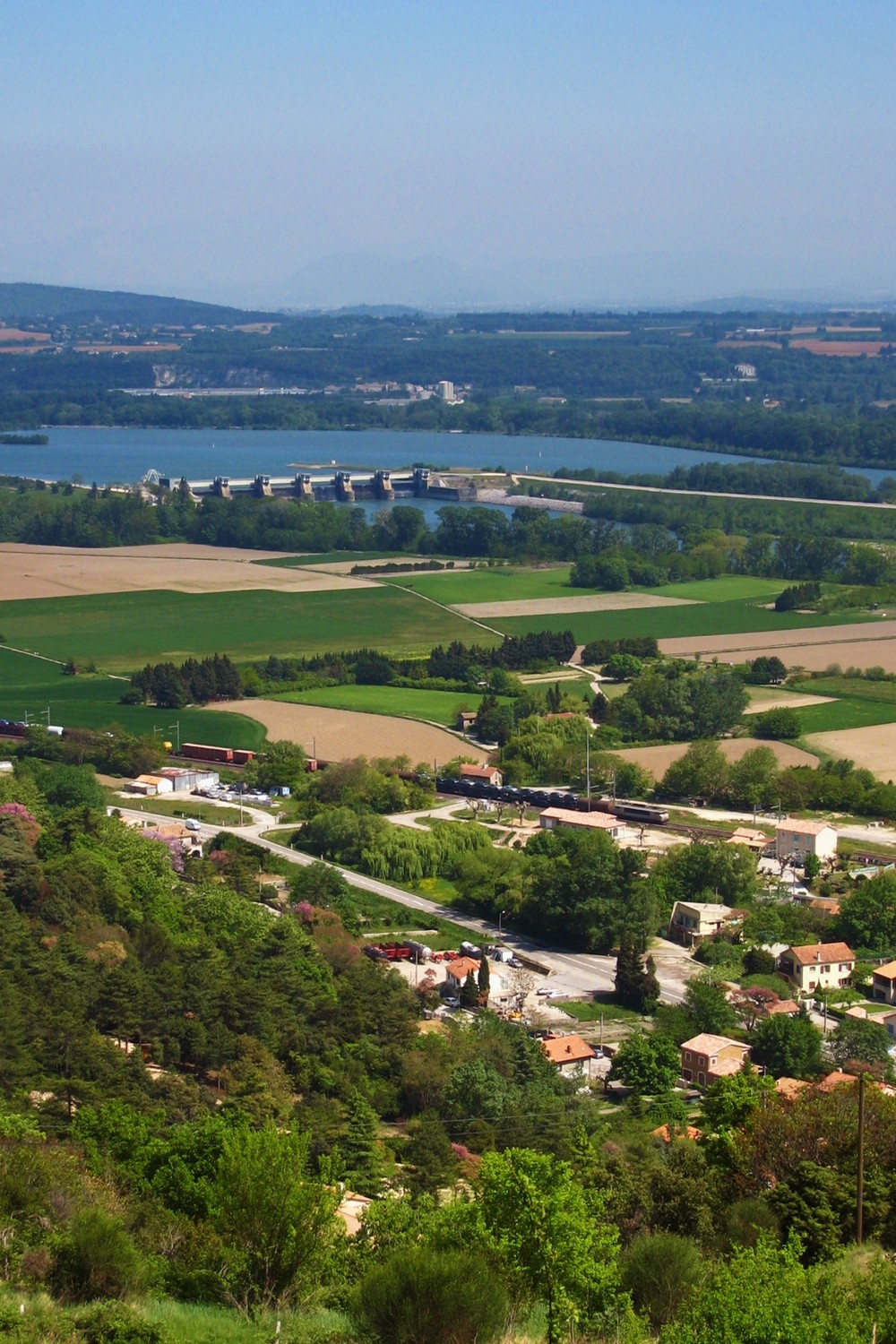 le Rhône à Rochemaure, au fond on devine Roche Colombe (Saoû)