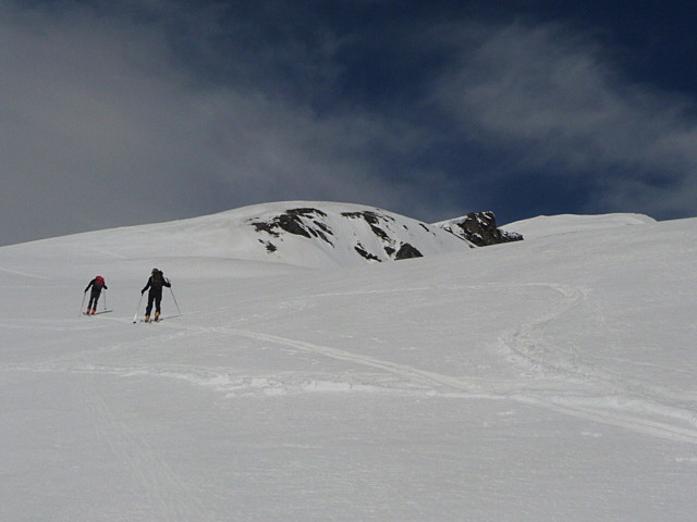 Depuis le col des Barmes de l'ours , le sommet de la Sana au fond , à droite