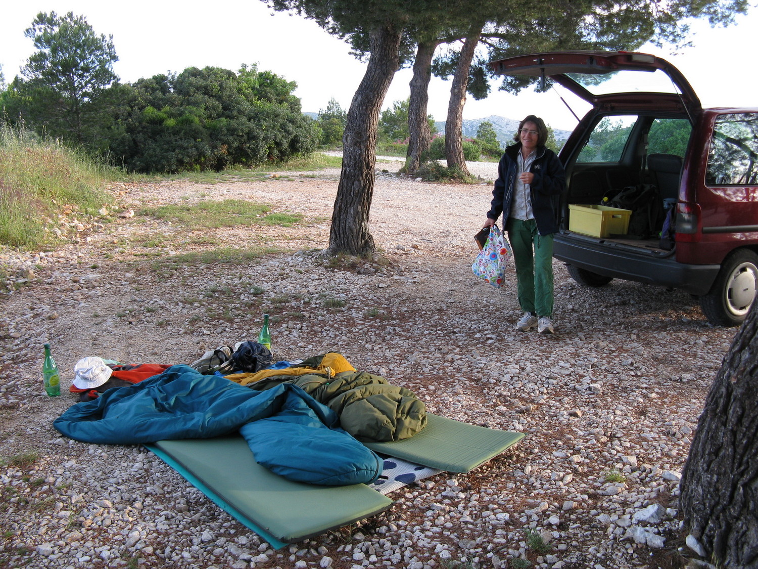 7 h 10: on vient de se lever de notre bivouac au parking de la Gardiole...