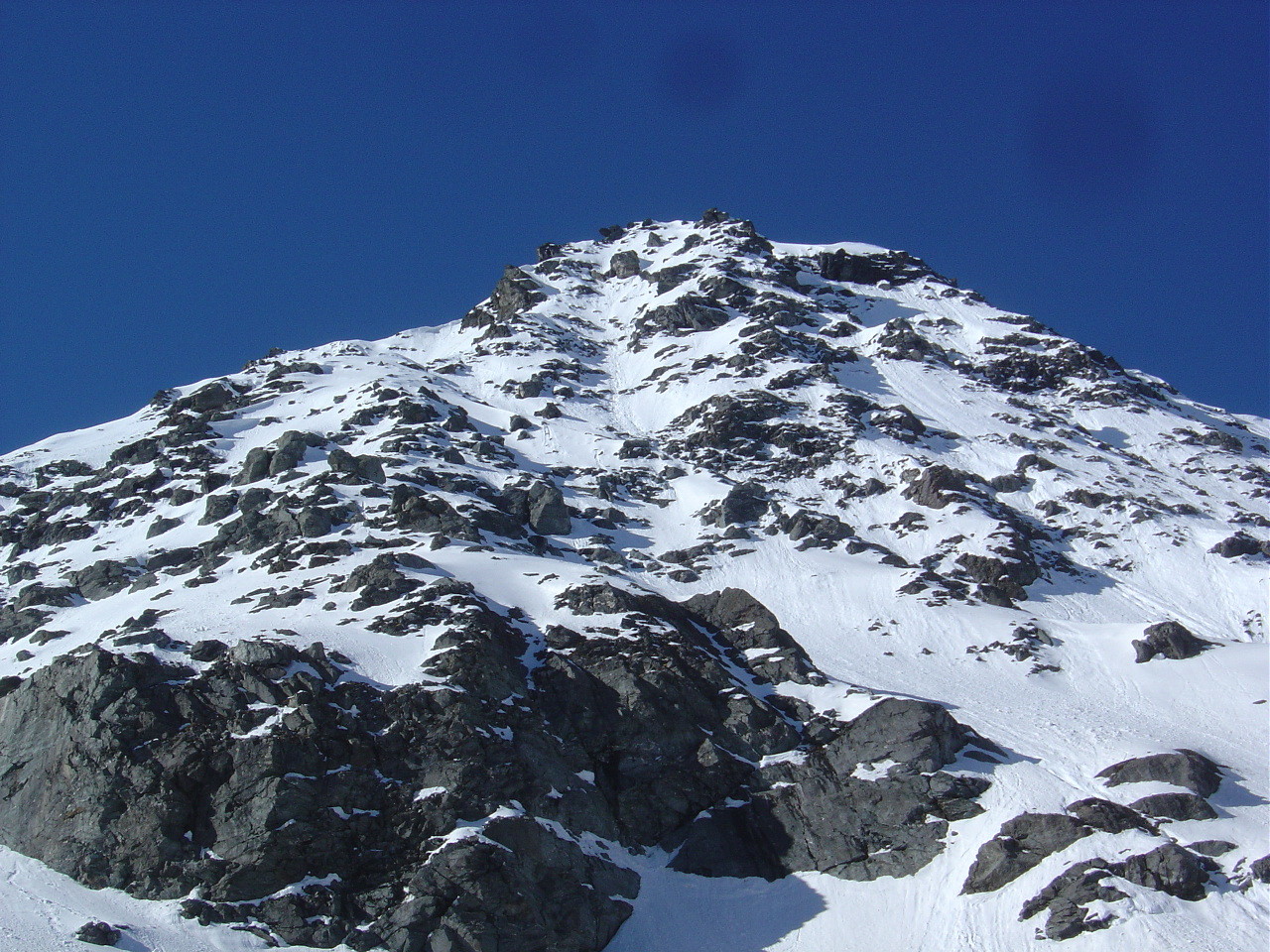 Ma ligne du jour: départ direct du sommet puis le couloir s'infléchit à droite.