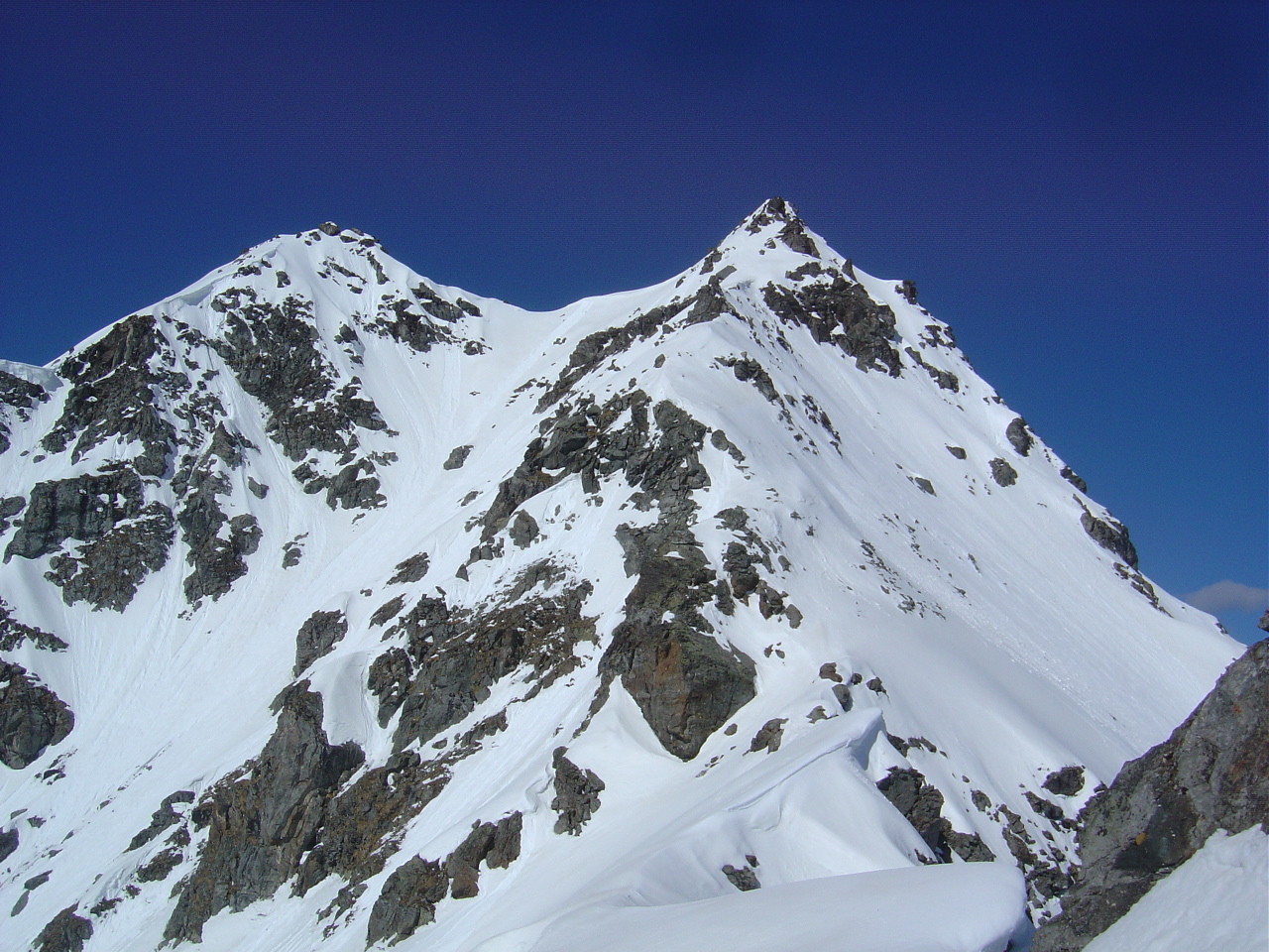 La partie supérieure de l'arête E