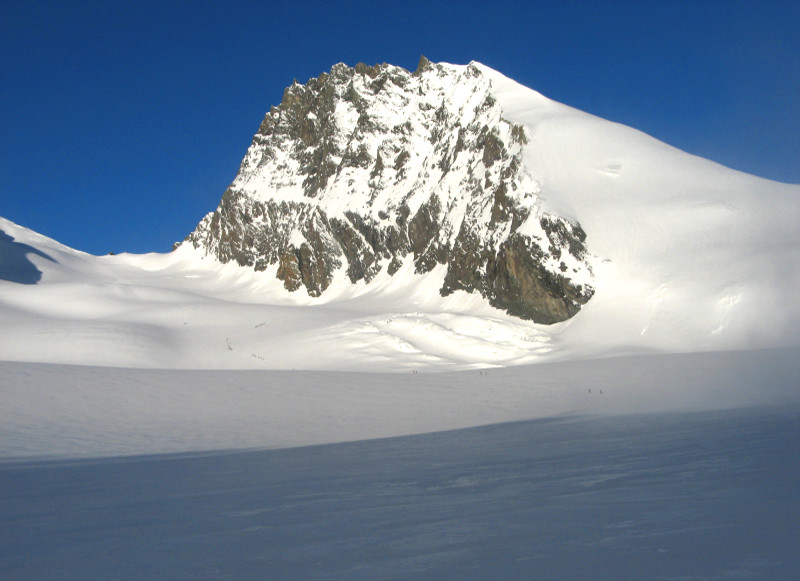 Le Rimpfischhorn tout hérissé de tours rocheuses